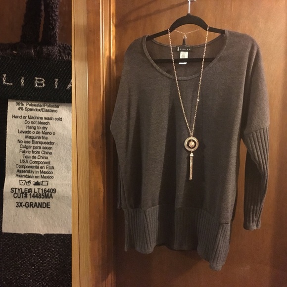 Charcoal sweater with removable necklace - Picture 1 of 2